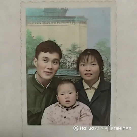 面带微笑的抱着小孩。站起来向我们招手， by Hailuo AI Video Generator