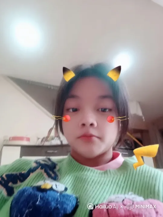 画面中弥漫进白色的烟雾，烟雾遮挡住整个画面。当烟雾散去后，画面中的主角戴上了一顶黑色尖角的魔法帽子。 by Hailuo AI Video Generator