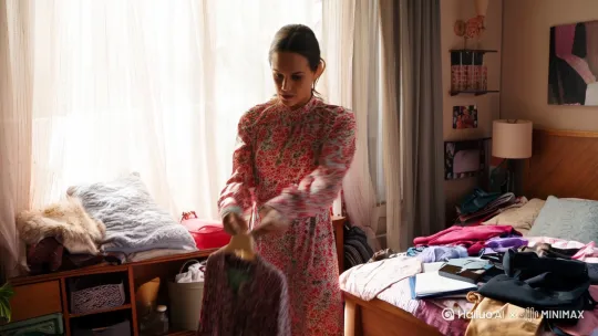 第1集《30天逆袭计划：从土肥圆到氛围感女神》
"你敢信吗？我用30天把自己活成了朋友圈点赞收割机！
第1天：翻出压箱底的碎花裙
第7天：跟着帕梅拉暴汗甩肉
第21天：化了人生第一套混血妆
第30天：在咖啡厅偶遇前任时，他的眼神都直了..."
（画面：对比镜头+快节奏变装） by Hailuo AI Video Generator