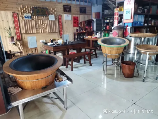 活动亮点
1.沉浸式采茶体验
·穿梭于郁郁葱葱的有机茶园，亲子协作采摘明前新芽，学习茶叶生长知识，培养孩子观察力与耐心。
2.非遗炒茶技艺传承
在老师傅的指导下，亲子共同参与杀青、揉捻、烘干等纯手工制茶流程，见证一片叶子到一杯香茶的蜕变，感悟匠人精神。 by Hailuo AI Video Generator