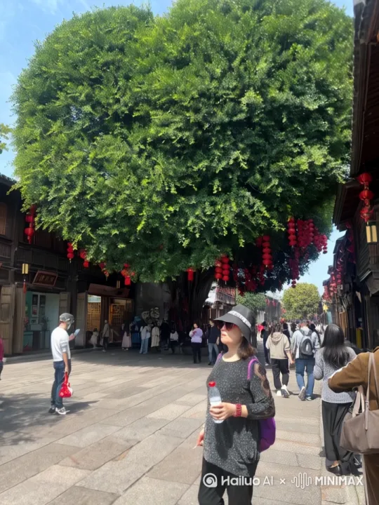 [右移,左摇,跟随] by Hailuo AI Video Generator