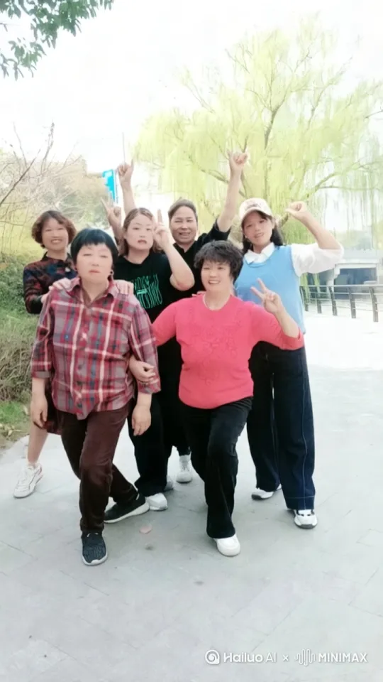 镜头移动，动态跟随，让画面中的人物顿时用武功打起 来，打的非常激烈 ，有的跳起来打 ，地上的尘土爆炸起来  电影版 by Hailuo AI Video Generator