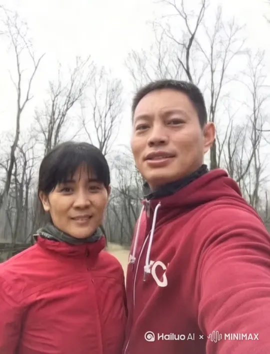 [推出,上升,下摇]身体健硕，运动感强，双方深情对视，天上下雪了 by Hailuo AI Video Generator