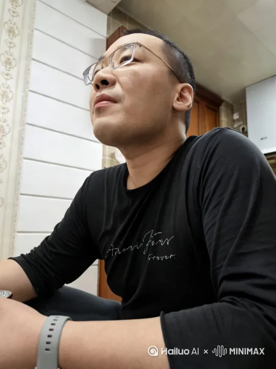 让他飞起来加旋转再加火焰在他脚底下在他旁边有好几个小猫都小猫都妈妈也在旁边旋转 by Hailuo AI Video Generator