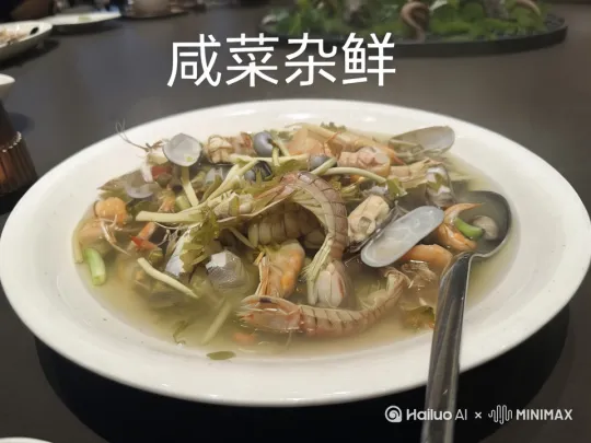 热气腾腾，食客大拇指赞赏 by Hailuo AI Video Generator
