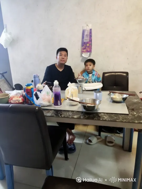 那让他们两个开着摩托车跑出去，然后天上掉下来一堆金币，他们又飞回来了，然后变成一个气球飞起来然后又出现一个鸡蛋爆炸 by Hailuo AI Video Generator