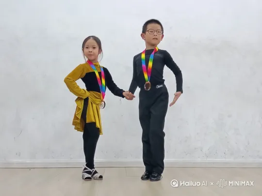 这学期初，他俩才初次搭手成为拉丁舞搭档，本还有些生疏与拘谨。没想到，短短这段时间，默契如藤蔓般疯长。如今共舞时，眼神交汇间满是信任，动作配合天衣无缝，从最初的磕绊到现在的流畅自如，每一个旋转、每一次托举，都透着十足的合拍。这一路的蜕变有目共睹，期待他们之后带来更多惊喜！[左移,上升] by Hailuo AI Video Generator