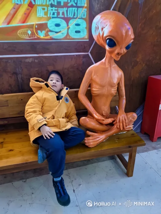 小男孩和火星人一起登上飞船离开地球表面降落在火星表面。 by Hailuo AI Video Generator
