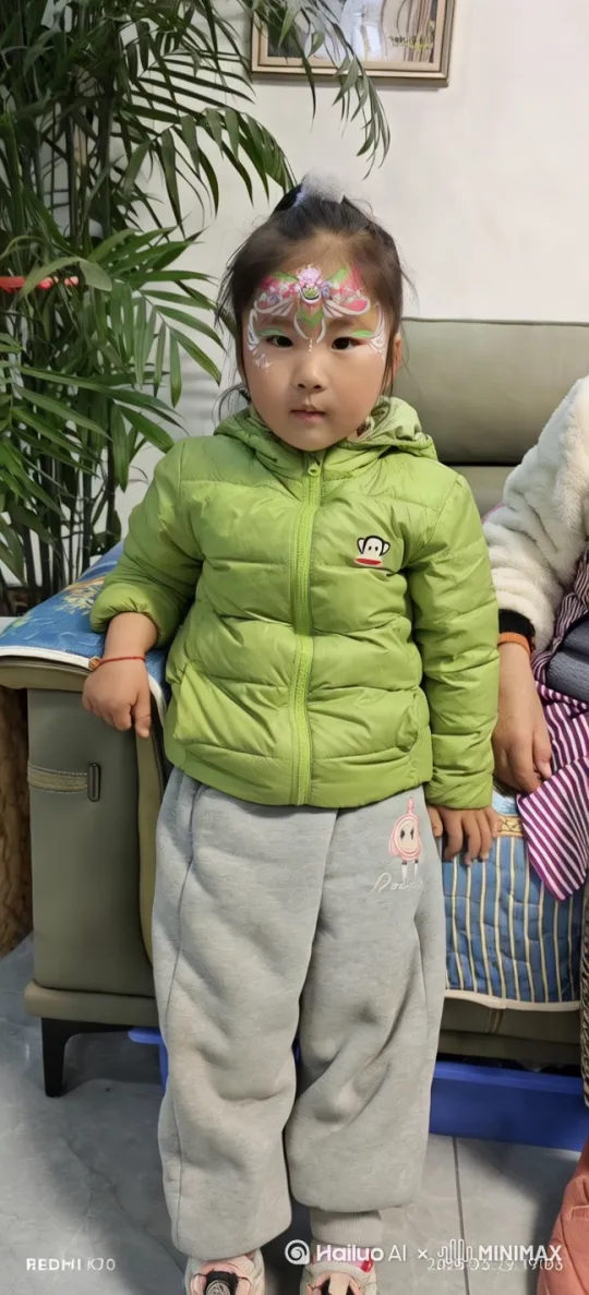 小朋小朋友抱着两只小白兔。非常可爱的小白兔。 by Hailuo AI Video Generator