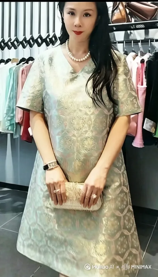 我想把照片穿着宋锦宝相花的连衣裙在海边散步的视频，且保留原照片穿搭以及身材音容模样保留原照片，时间在十秒左右谢谢 by Hailuo AI Video Generator