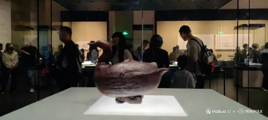[左移,右摇,跟随][左移,推进,右摇] by Hailuo AI Video Generator