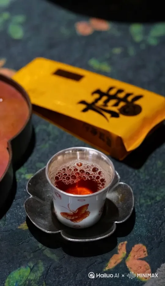 雨敲窗棂的午后，时光慢了下来。摆开茶具，取一撮茶叶入杯，沸水注入，茶叶在水中翻滚舒展，似一场盛大的生命之舞。端起茶杯，雾气模糊了视线，茶香却沁入心肺。于这一方茶香天地里，听雨声滴答，品岁月清欢，偷得浮生半日闲 。 by Hailuo AI Video Generator