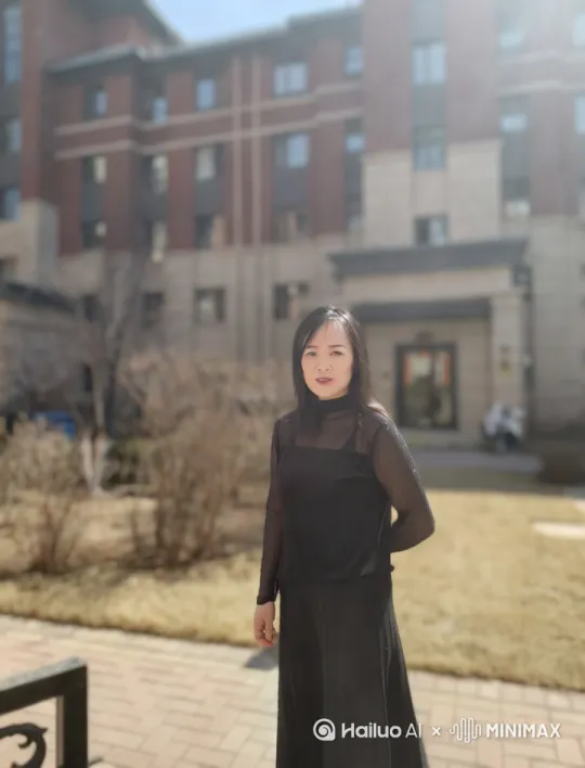 注目远望，花瓣飘落[右移,左摇,跟随] by Hailuo AI Video Generator