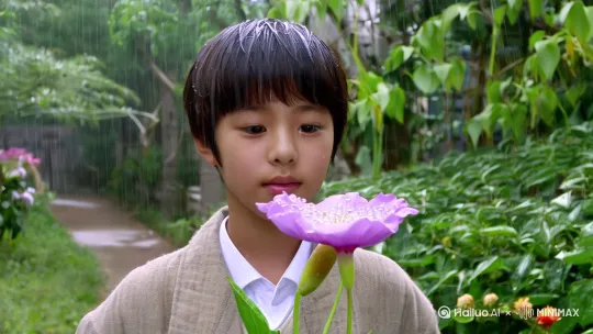 画面3：年轻人停下脚步，站在一株盛开的花前，凝视着雨滴滑落。]

旁白：
“雨滴，是天空的泪滴，还是星星的碎片？在雨中，思绪如潮，回忆如梦。” by Hailuo AI Video Generator