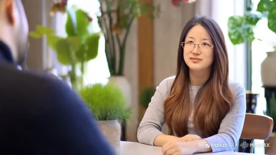 这位美女在？认真的聆听对面人的诉说，并表示特别的认可度 by Hailuo AI Video Generator