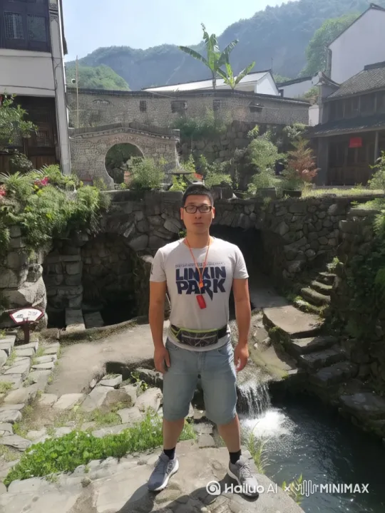 武侠里的轻工，跳上屋檐，飞向天空，正面转向背面 by Hailuo AI Video Generator