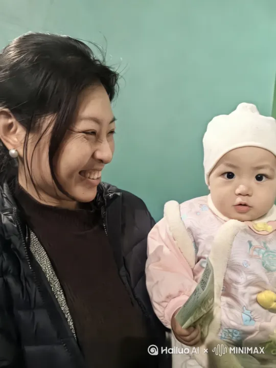 孩子抱的孩孩子开心的笑非常开心。 by Hailuo AI Video Generator