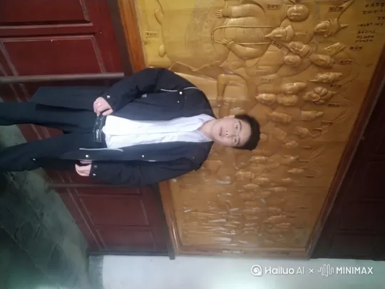 [变焦推进,跟随]主体向前走，岩浆涌动，大风吹动衣服和头发 by Hailuo AI Video Generator