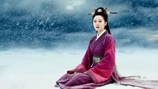 一个中国古代汉服美女，坐在风雪中，风很大，裹夹着雪花，女人目视远方，表情自然、期待、略带焦急，从远方飞奔过来一只很大的毛茸茸的青丘银狐，停在女人身边，女人轻抚一下银狐，随后跳上银狐背上，银狐驼着女人向狂风中飞奔而去，[拉远][右移,左摇,跟随] by Hailuo AI Video Generator