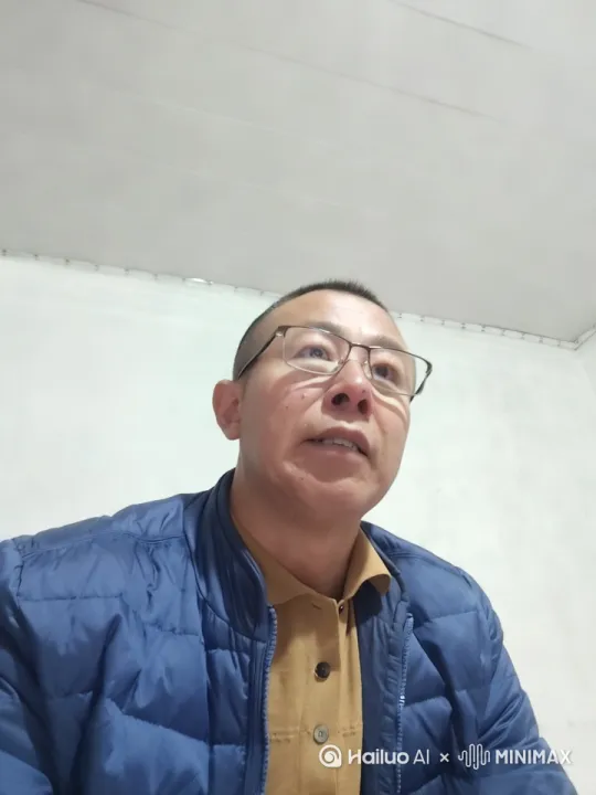 科幻电影，微距镜头，缓缓拉进，女宇航员面罩和瞳孔里都闪动着蓝色的数码信息流，微表情，惊讶，眉头微微锁紧 by Hailuo AI Video Generator