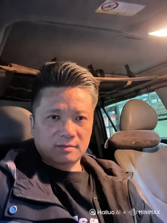 提取图片人像为主人公，京郊造梦记：80后大叔爆改荒野变网红露营地荒地变童话营地/星空帐篷亮灯瞬间
看这落日秋千、篝火影院、星空泡泡屋
生成一段一分钟的频
[右摇,变焦推进] by Hailuo AI Video Generator