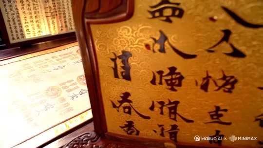 2025年4月1日（农历三月初四）老黄历详解
 
干支：乙巳年 己卯月 庚子日（属蛇）
冲煞：冲马（甲午）煞南
星宿：南方张月鹿（吉）
值日神：司命（黄道吉日）
五行：壁上土
彭祖百忌：庚不经络织机虚张，子不问卜自惹祸殃
胎神：占碓磨房内南
 
🌟 今日宜与忌
 
宜
 
- 出行/旅游：适合短途旅行或访友，尤其利于商务出行。
- 祈福/祭祀：可进行祖先祭拜或祈福仪式，得神明护佑。
- 动土/装修：适合开工动土，但需避开午时时辰。
- 交易/纳财：适合签订合同、买卖交易，尤其在吉时（如未时、申时）。
- 求医问药：可安排健康检查或就医，尤其属马、兔、羊者需注意。
 
忌
 
- 嫁娶/安葬：部分黄历版本认为今日冲煞不利婚姻与丧葬。
- 盖屋/上梁：易遇突发状况，建议延期。
- 搬家/入宅：易犯“天贼”“月刑”凶煞，需谨慎。
- 破土/掘井：易损财气，需避开。
 
⏰ 时辰吉凶
 
时辰 吉凶 冲煞 宜 忌 
子时 吉 冲马煞南 求财、嫁娶、安葬 祈福、修造 
丑时 吉 冲羊煞东 酬神、修造、安葬 出行、祭祀 
寅时 凶 冲猴煞北 祈福、嫁娶 赴任、出行 
卯时 吉 冲鸡煞西 祈福、开市、安床 赴任、修造 
辰时 凶 冲狗煞南 —— 诸事不宜 
巳时 凶 冲猪煞东 见贵、嫁娶 出行、修造 
午时 吉 冲鼠煞北 嫁娶、开市 祈福、求嗣 
未时 凶 冲牛煞西 修造、安葬 出行、祭祀 
申时 吉 冲虎煞南 祭祀、出行、求财 动土、修造 
酉时 吉 冲兔煞东 嫁娶、修造、开市 祭祀、祈福 
戌时 凶 冲龙煞北 求嗣、嫁娶 造船、赴任 
亥时 凶 冲蛇煞西 修造、入宅 祭祀、祈福 
 
🌍 地域与习俗补充
 
- 山西吕梁：今日无特殊地域习俗，但山区道路需注意防滑（如遇降雨），出行前可关注天气预警。
- 颜色建议：宜穿青色、绿色系（增强贵人运），忌红色、粉色（易招是非）。
- 生肖运势：
- 属马：今日冲煞，避免向南方出行，可佩戴白色饰品化解。
- 属蛇：今日值太岁，宜低调行事，可通过佩戴三合生肖（猴、牛）饰品增强运势。
 
💡 实用提醒
 
1. 吉时选择：优先选择**子时（23:00-1:00）、卯时（5:00-7:00）、申时（15:00-17:00）**进行重要事务。
2. 风险提示：部分黄历版本认为今日“天贼”“月刑”当道，涉及大额交易需谨慎核实合同条款。
3. 科学视角：黄历内容仅供参考，重大决策建议结合实际情况与专业意见（如法律、医学等）。
 
如需进一步了解黄历背后的文化逻辑或具体事项的详细解读，可随时提问！ 🌙[左移,推进,右摇] by Hailuo AI Video Generator