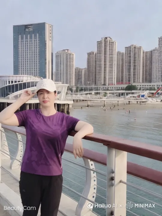 镜头跟随人物，高清动作表演，照片中的人物突然来了一个扫堂腿，接着旱地拔葱，打着极快的拳脚腾空而起，拳脚带着气浪旋转360度，最后张开双臂稳稳落地，温柔的看着镜头，拉近至面部特写镜头。 by Hailuo AI Video Generator