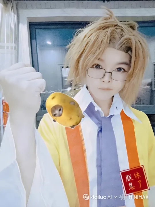 也总把自己想象成想去哪就去哪的大人
拿时间换来的成熟 或许比想象中深刻
优雅从容淡然的他[推出,上升,下摇]
和自由浪漫热烈的他
哪个是我
哪个都是我[推出,上升,下摇] by Hailuo AI Video Generator