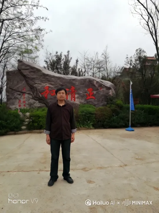 我正在公园里面拍照，突然一只大老虎向我扑来，我和老虎展开一场打斗。 by Hailuo AI Video Generator