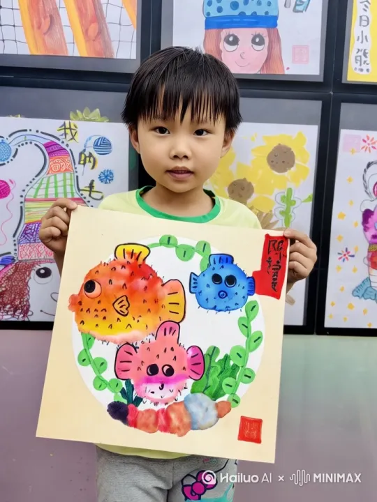 一幅儿童绘画作品主体是三条色彩鲜艳的刺豚鱼，分别为橙色、蓝色和粉色，鱼身布满尖刺，眼睛圆大。鱼的周围装饰有绿色的植物、彩色的石头，外围环绕着绿色的藤蔓图案，整体氛围充满童趣与艺术气息。 by Hailuo AI Video Generator