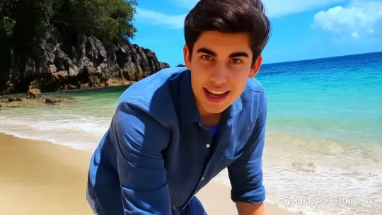 男主在海边，弯腰捡起一个漂亮的海螺。镜头下摇特写海螺。 by Hailuo AI Video Generator