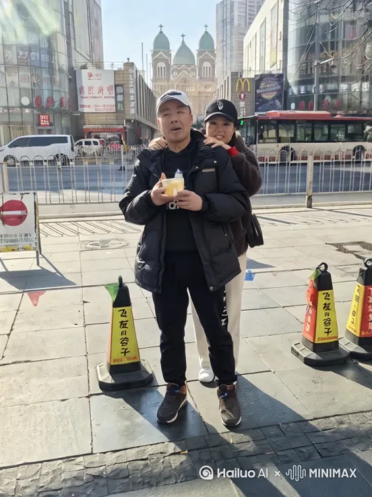 前边前边男人回头亲了后边的女人。后边你也迎了上去。 by Hailuo AI Video Generator