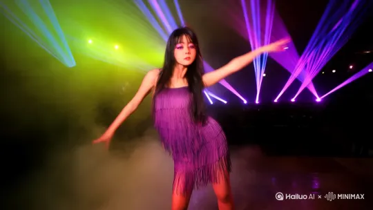 一位亚洲女性,穿着紫色流苏短裙,在霓虹灯舞台中央跳爵士舞:
- 动作:wave身体波浪+甩头+定点pose
- 场景:光束灯交织的夜店舞台,地面有烟雾效果
- 镜头:环绕360度运镜,穿插特写脚部滑动和手指wave
- 画质:电影级4K,霓虹蓝紫光晕,汗水反光细节 by Hailuo AI Video Generator