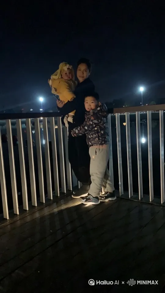 [推出,上升,下摇]让照片的男子抱住妈妈的头，亲吻一下！ by Hailuo AI Video Generator