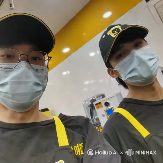 视频提示词（纯中文）：
视频一共时长25秒，身穿甜啦啦奶茶工服在甜啦啦奶茶店

【主体场景调整】
两位男性身穿甜啦啦奶茶店定制工服，在甜啦啦店铺实景中舞蹈。场景包含奶茶操作台、堆叠的透明奶茶杯墙、闪烁电子点单屏，背景玻璃墙外可见霓虹灯招牌「甜啦啦」字样。

【动作适配设计】
保留基础APT歌曲舞蹈框架，融入奶茶主题趣味动作：单手持托盘模拟递送奶茶的滑步旋转，双臂波浪动作时指尖带出彩色珍珠粒子特效，跳跃落地时震起操作台上奶茶杯阵列的同步颤动效果。增加柜台后方空间利用的横向位移编排。

【环境互动细节】
店铺暖黄灯光与操作台冷光交织，天花板悬挂的奶茶杯吊饰随舞动气流摇晃。每段副歌高潮时收银机自动弹出金币光效，墙壁电子菜单屏同步闪现「舞力全开限定套餐」动态字幕。

【镜头优化方案】
开场3秒仰拍店铺全景带入门头光效，4-10秒中景聚焦店铺logo[右移,左摇,跟随]与奶茶杯道具互动，11-16秒低角度拍摄腿部滑步与地砖反光的抹茶绿光斑，17-22秒穿梭镜头环绕展示双人柜台内外走位配合，最后3秒镜头拉远呈现店门口落地窗映出的完整舞蹈剪影与街景光晕。

【风格强化点】
保留粒子拖尾与光点飞溅特效，新增泼洒的奶茶珍珠落地幻化成光斑的转场设计。采用虚实结合运镜——实拍店铺环境与CG特效融合，确保品牌元素（杯套、吸管盒、员工名牌）清晰可见。慢动作段落重点捕捉奶茶杯中液体波纹与发丝扬起的同步律动。 by Hailuo AI Video Generator