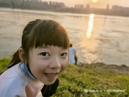 头发飘动，机器人向下俯瞰[固定镜头] by Hailuo AI Video Generator