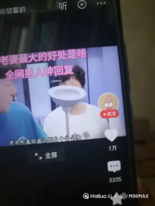 [固定镜头]在纯净的天空下，可乐的罐子突然爆开，缤纷的小雏菊和玫瑰花夹杂着薯片喷涌而出，花瓣与薯片以慢动作四散飘落， by Hailuo AI Video Generator