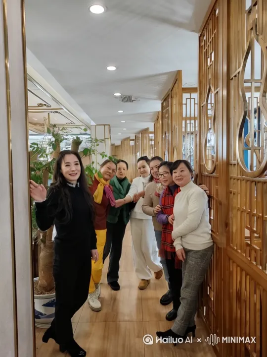 1. 发丝动态：少女发丝随微风轻缓晃动，发梢有自然的起伏韵律，似被轻柔气流托举后缓缓回落。
 
2. 樱花飘落：周围樱花以缓慢速度逐片下坠，下落过程中伴随细微旋转，仿佛被空气轻推般悠然。
 
3. 光斑闪烁：背景光斑柔和明灭，如阳光透过枝叶间隙的自然闪烁，亮度渐变细腻不突兀。
 
4. 眼部微动态：眼睑轻眨，眼眸中光影流动（如模拟水光微闪），呈现自然的生动感，无大幅动作却增添灵动感。 by Hailuo AI Video Generator