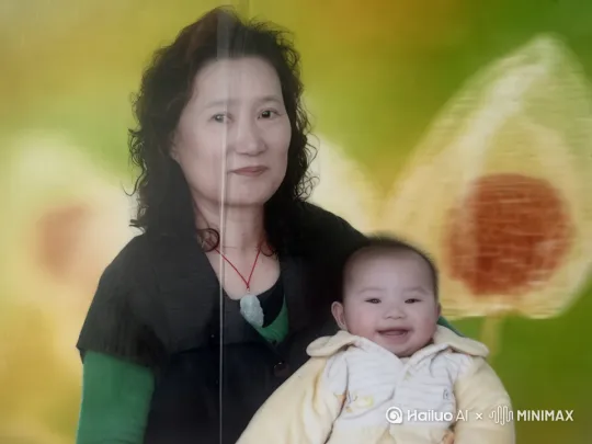 对话设计】
母亲：(额头轻触婴儿前额，气声细语) "我们的小云朵昨晚睡得好吗？(轻笑) 妈妈数了，你笑了三次呢～"
(镜头推近特写婴儿打哈欠时的小酒窝)

【镜头2-特写互动】(切换自然音效：布艺摇椅吱呀声)
婴儿突然抓住母亲垂落的发梢，母亲顺势低头让发丝扫过婴儿鼻尖："这是妈妈的魔法扫帚哦～(模仿巫婆腔调) 咻～要带宝宝去童话王国啦！"
(背景加入极简的八音盒版《Twinkle Twinkle Little Star》)

【镜头3-动态跟随】(手持镜头轻微晃动模拟婴儿视角)
当母亲哼唱自编童谣"月亮的秋千摇啊摇，星星的滑梯闪呀闪"，婴儿突然发出"啊咕"的回应声。母亲惊喜睁大双眼，手机支架上的育儿书《蒙台梭利早教法》滑落在地也未察觉。

【关键帧设计】
• 10秒处：婴儿手指突然张开触碰母亲脸颊，母亲睫毛颤动泛起泪光
• 23秒：奶瓶在木质边几微微冒热气，与墙上的成长身高尺形成对角构图
• 35秒：窗外樱花飘落恰好停在婴儿攥紧的拳头旁，母亲用食指轻轻拨开

【沉浸式细节】
环境音：加湿器白噪音/老式挂钟整点报时/隔壁幼儿园隐约的童声合唱
光影变化：随着时间推移，阳光从婴儿床铃的水晶棱镜折射出彩虹光斑，逐渐移动到母亲婚戒的碎钻上[跟随] by Hailuo AI Video Generator