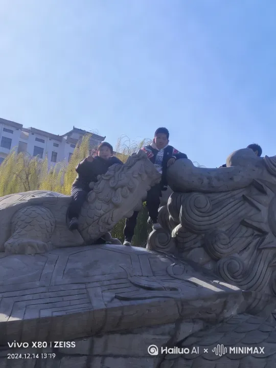 其中一个小孩变成一架轰炸机，在天上疯狂的丢炸弹，小孩接着丢给了轰炸机，轰炸机原地爆炸。小孩高兴的不得了，轰炸机和小孩打起来。边打边爆炸 by Hailuo AI Video Generator