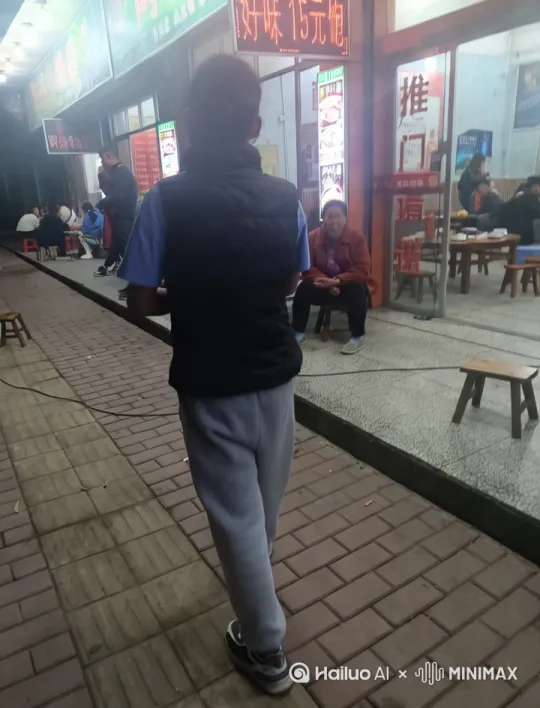 他放他放的屁比核弹还要大，最后两辆小汽车把他撞死了，他又复活，把他旁边那个红色衣服的奶奶骑着他过了马路后面又倒着放屁把他臭死了。 by Hailuo AI Video Generator
