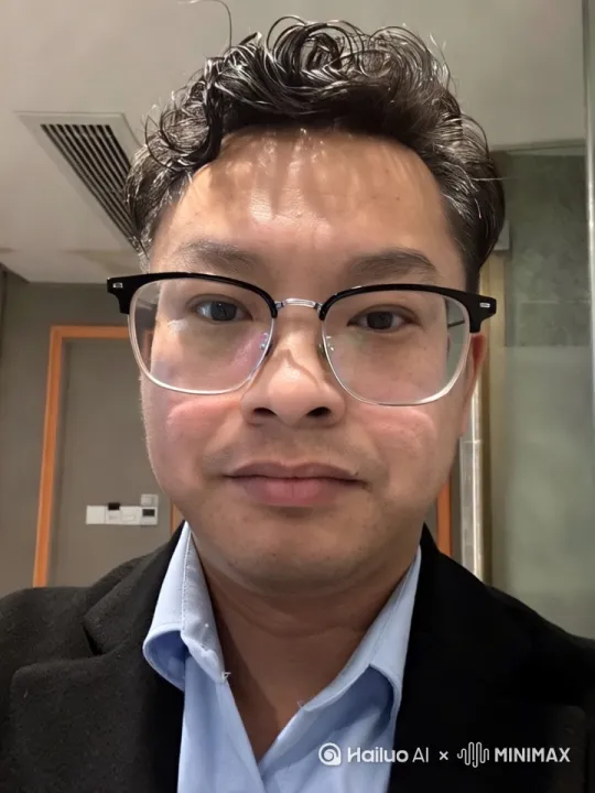 [左移,右摇,跟随]一个男人抽着烟穿着黑色风衣走在夜晚的街道上，来往的车辆和行人从他身后经过[左移,跟随] by Hailuo AI Video Generator