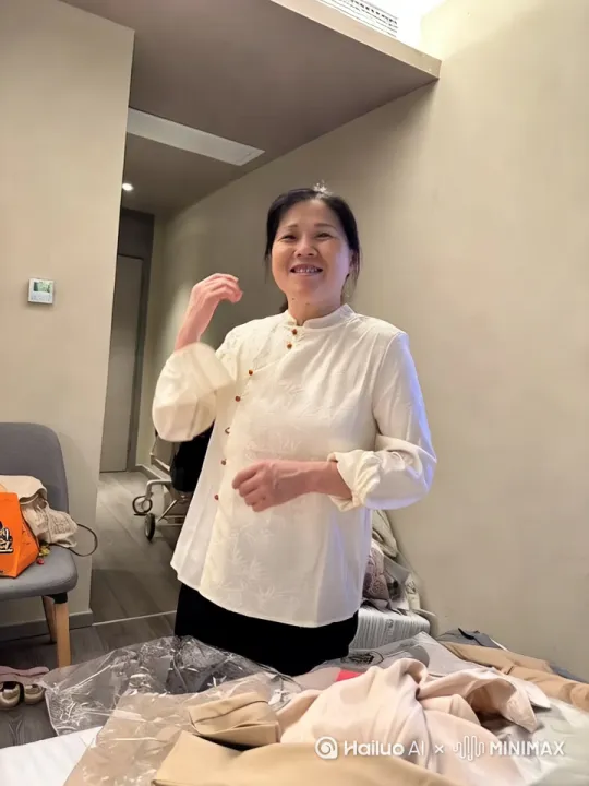 女人飞到摄像机前，脸部特写，摄像机跟随女人拍摄，女人在快速的飞行，最后飞向远方，多云的天空云层密布，美丽的细节
紫色闪电，仙侠电影镜头画面，史诗般的电影特效。 by Hailuo AI Video Generator