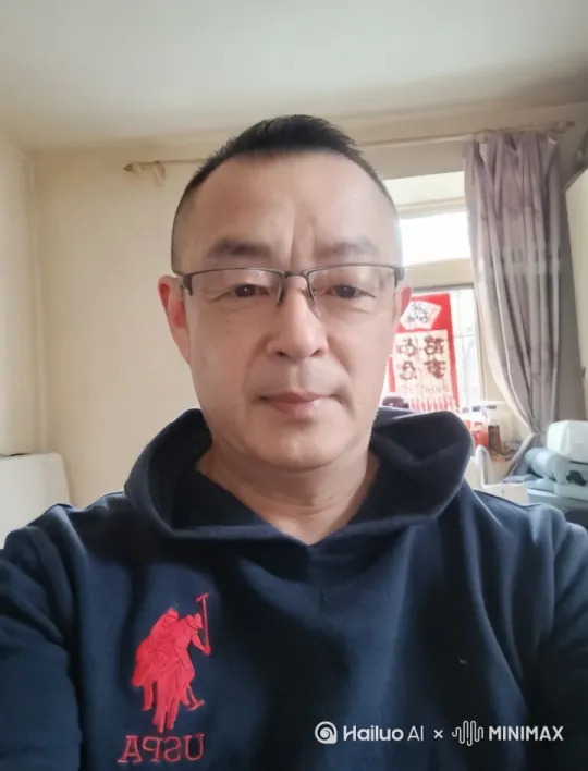 画面中的所有人缓缓摆动身体，随后齐刷刷地拿出吉他开始演奏。 by Hailuo AI Video Generator