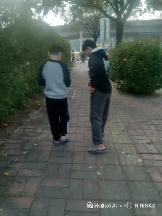 让图让图片的两个人打起来 打的特别凶猛 最后黑色衣服的人掏出一把小刀 将白衣服的人杀掉了 by Hailuo AI Video Generator
