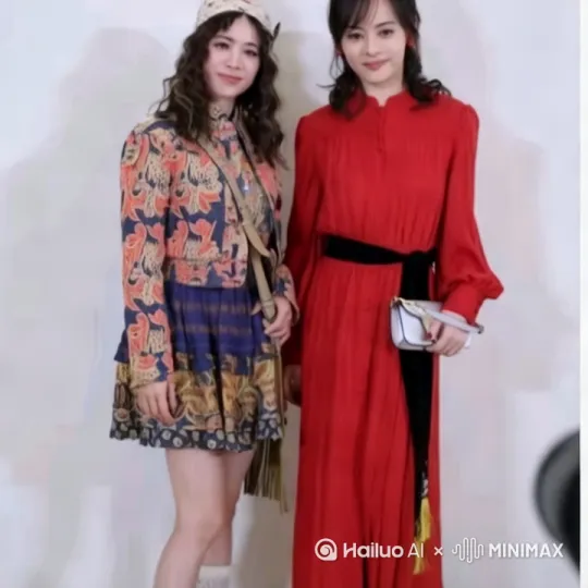 动起来，拥抱，手动。扭头，笑，眼动[右移,左摇,跟随] by Hailuo AI Video Generator