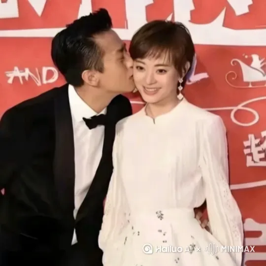 动起来，拥抱，手动。扭头，笑，[推进,上升] by Hailuo AI Video Generator