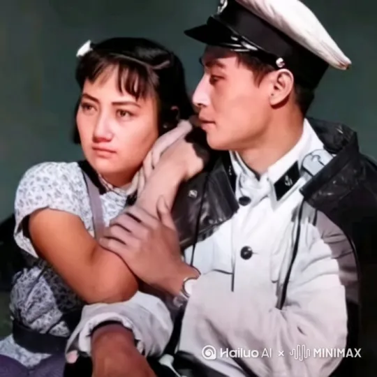 动起来。拥抱。走动。手动。嘴眼动扭头。[左移,右摇,跟随] by Hailuo AI Video Generator