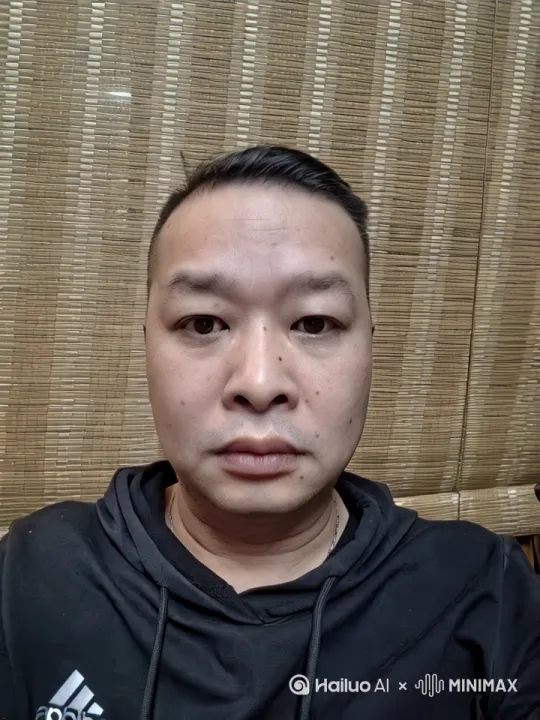 一个人扛着AWM阻击奔跑着前面来袭的现代机甲战士疯狂输出，背景是战斗过的城市残骸，四周伴随猛烈的爆炸，天上几架歼20前了支援。[变焦推进,跟随][右移,左摇,跟随][推出,上升,下摇][左摇,变焦推进][晃动] by Hailuo AI Video Generator