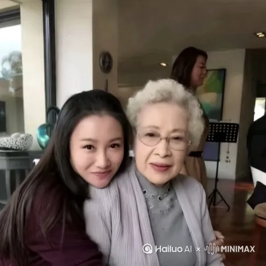 动起来，拥抱。走动，手动， 笑，[右移,左摇,跟随] by Hailuo AI Video Generator